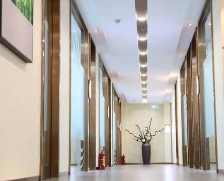 深圳市朗朗富誠口腔門診部醫(yī)院走廊