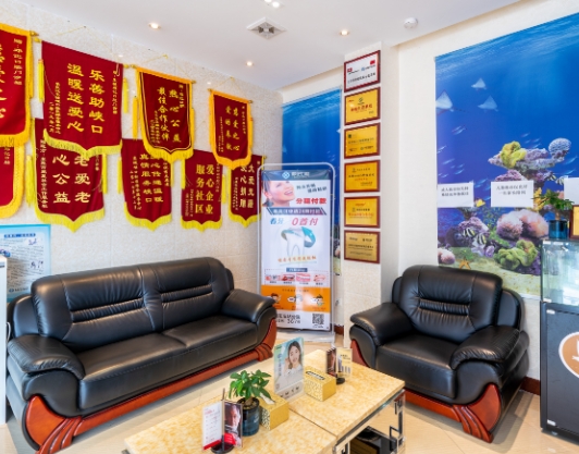 東莞鄧記口腔門(mén)診部休息區(qū)
